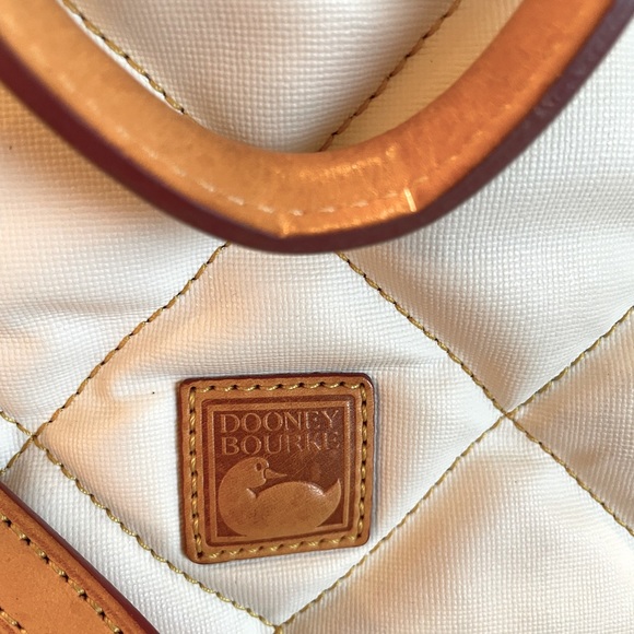 A CLASSIC. WHITE & TAN TUFTED STANDS OUT FOR SURE! - Picture 3 of 15